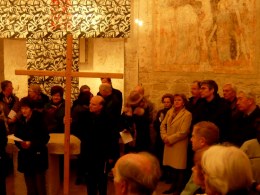 Pastor Kopp-Grtner trgt das Kreuz auf der letzten Etappe des Stadtkreuzweges  Kunst im Karner - St. Othmar