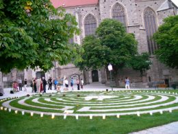 Beleuchtung des Labyrinths neben dem Karner  Kunst im Karner - St. Othmar