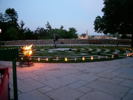 Beleuchtung des Labyrinths neben dem Karner  Kunst im Karner - St. Othmar