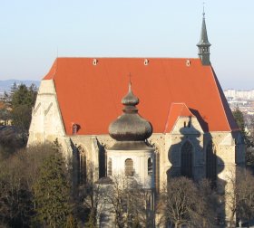 Der Karner mit der Pfarrkirche St. Othmar  Pfarre St. Othmar in Mdling
