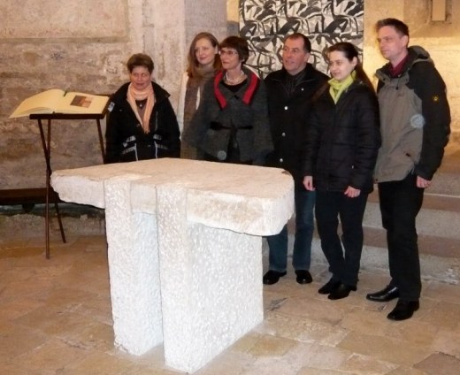 Das "gestellte" Pressefoto: Andrea Schubert, Doris Frass, Brigitte Petry, Jrg Miggitsch, Sabine Krist & Manfred Pongratz (vlnr)  Kunst im Karner - St. Othmar