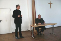 Einkehrnachmittag mit Propst Wilhelm Müller - Pfarrer Richard Posch begrüßt Propst Wilhelm Müller © Kunst im Karner - St. Othmar