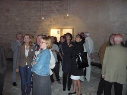 Irene Andessner erklärt die Madonna del Arte im Karner - Vernissage Irene Andessner Madonna del Arte © Kunst im Karner