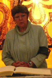 Rotraud Perner beim Vortrag im Karner © Kunst im Karner