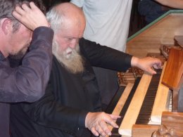 AUFERSTEHUNG - Dionysos oder Christus ? Hermann Nitsch improvisiert an der Walcker-Orgel in St. Othmar  Kunst im Karner