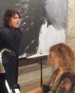 Alexander Kaimbacher und Anna Sushon im Mödlinger Karner – Ernst Krenek, Reisebuch aus den österreichischen Alpen © Kunst im Karner