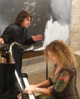 Alexander Kaimbacher und Anna Sushon im Mödlinger Karner – Ernst Krenek, Reisebuch aus den österreichischen Alpen © Kunst im Karner