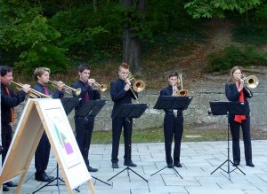 Joe Hofbauer mit Blserkollegen aus der Beethoven Musikschule   Kunst im Karner