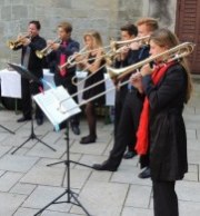 Vernissage WASSER DES LEBENS - mit einer Rauminstallation von Helga Cmelka  Kunst im Karner