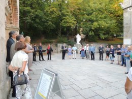 Vernissage WASSER DES LEBENS - mit einer Rauminstallation von Helga Cmelka  Kunst im Karner