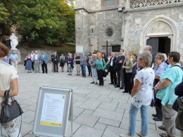 Vernissage WASSER DES LEBENS - mit einer Rauminstallation von Helga Cmelka  Kunst im Karner