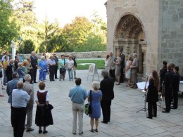 Vernissage WASSER DES LEBENS - mit einer Rauminstallation von Helga Cmelka  Kunst im Karner