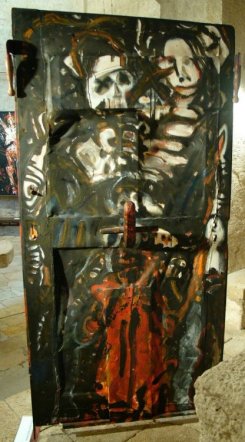 Türskulptur "Adam & Eva", 1980; Holz, Leinen, Ölfarbe, Eisen, 210x105x40 cm © Adolf Frohner - Kunst im Karner - St. Othmar