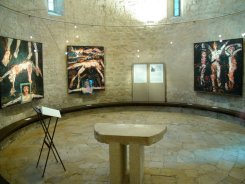 Vernissage - Kunstwerke im Karner © Adolf Frohner - Kunst im Karner - St. Othmar