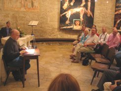 Axel Karner liest aus seinem Buch "KREUZ Gedichte" © Kunst im Karner - St. Othmar