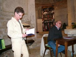 Axel Karner liest aus seinem Buch "KREUZ Gedichte" © Kunst im Karner - St. Othmar
