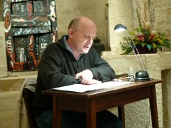 Axel Karner liest aus seinem Buch "KREUZ Gedichte" © Kunst im Karner - St. Othmar