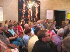 Publikum im Karner © Hommage a Franz M. Rinner - Kunst im Karner - St. Othmar