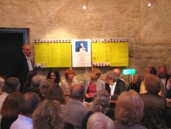 Hubert Rinner erklärt die Zeittafeln © Hommage a Franz M. Rinner - Kunst im Karner - St. Othmar