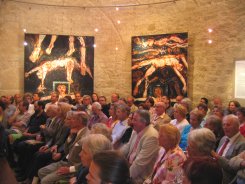 Publikum im Karner © Hommage a Franz M. Rinner - Kunst im Karner - St. Othmar