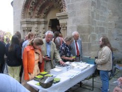 Sohn Philipp Rinner beim Bücherstand © Hommage a Franz M. Rinner - Kunst im Karner - St. Othmar