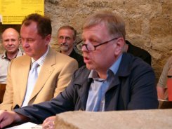 v.l.n.r.: Hans Stefan Hintner & Wolfgang Kos  Hommage a Franz M. Rinner - Kunst im Karner - St. Othmar