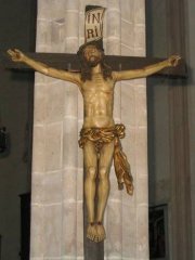 Dieses Kruzifix wurde in St. Othmar über Jahrhunderte besonders verehrt, 1773 wurde sogar an der Nordwand der Kirche, gegenüber des Haupteinganges für dieses Kreuz eine Kapelle gebaut, die auch als heiliges Grab diente. 1862 ließ Constantin Ritter von Pawlikovsky die Kreuzkapelle renovieren (siehe auch Kreuzweg und Votivaltar). 1904 musste sie wegen Baufälligkeit abgerissen werden. 1933 wurde das Kreuz zum Missionskreuz geweiht und 1934 bei der Fronleichnamsprozession mitgetragen (6 Männer; die Tragstangen und Befestigungen dafür sind noch vorhanden). Aus dieser Zeit dürfte auch die letzte, sichtbare Fassung (farbige Gestaltung) stammen. © Pfarre St. Othmar in Mödling