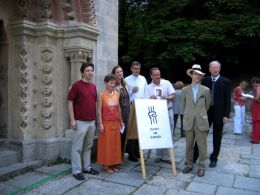 Pressefoto: Dr. Hartwig Bischof, Andrea Schubert, Doris Frass, Pfarrer Richard Posch, Brgermeister Hans Stefan Hintner, Johannes Deutsch, Pfarrer Klaus Heine (v.l.n.r.) @ Kunst im Karner - St. Othmar