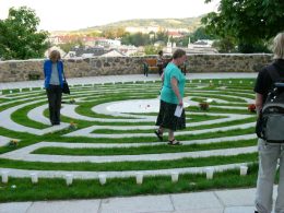 Beleuchtung des Labyrinths neben dem Karner © Kunst im Karner - St. Othmar