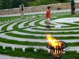 Beleuchtung des Labyrinths neben dem Karner © Kunst im Karner - St. Othmar