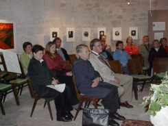 Besucher bei Autorenlesung, im Vordergrund Benedikt Traut  Kunst im Karner - St. Othmar