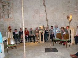 Zuhörer bei "Ossa", Lesung Margareta Mirwald mit Live-Musik Michael Fischer & Christian Hart © Kunst im Karner - St. Othmar
