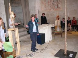 Andrea Schubert begrüsst bei "Ossa", Lesung Margareta Mirwald mit Live-Musik Michael Fischer & Christian Hart © Kunst im Karner - St. Othmar