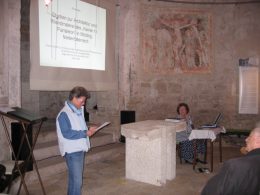 Andrea Schubert verliest die Einführung von Dr. Gebhard König @ Kunst im Karner - St. Othmar