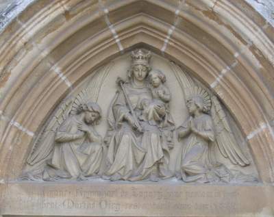 Maria mit Kind und Engeln, Relief oberhalb des Seiteneingangs
