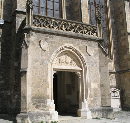 Vorbau des Haupteingangs mit Relief und Wappen