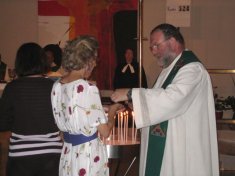 Sigi Neubauer beim Kommunion austeilen @ Pfarre St. Othmar in Mödling