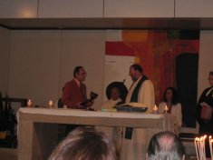 Sigi Neubauer erhält von PASS Franz Vock einen Kelch zum Jubiläum @ Pfarre St. Othmar in Mödling