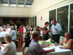 Sigi Neubauer bei der Agape im Personalspeisesaal @ Pfarre St. Othmar in Mödling
