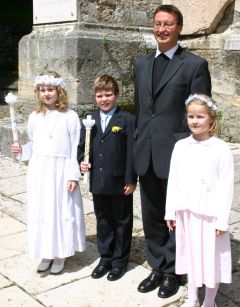 Peter mit Erstkommunionkinder im Mai 2004