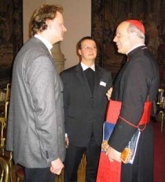 Peter mit Kardinal Schönborn und Gregor Jansen (Pfarrer der Jugendkirche in Wien) anlässlich des Ministranten-Gruppenleiter Treffens mit dem Herrn Kardinal
