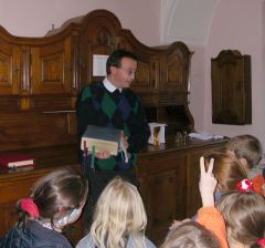 Peter bei der Kirchenführung anlässlich der Kommunionvorbereitung im November 2003 in der Sakristei von St. Othmar