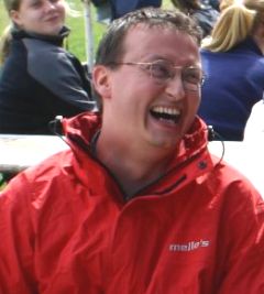 Peter lacht herzlich (und laut, wie immer) am Unterberg während der Pfarrwallfahrt 2004 nach Mariazell
