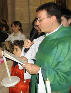 Peter bei der Tauferneuerung der Kommunionvorbereitung im Jnner 2004 in St. Othmar