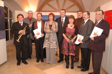 Ehrengste und Knstlerinen (v.l.): Jo Hofbauer, Reinmar Wolf, Paul Werdenich, Maria Milewicz-Brauer, Ferdinand Rubel, Joanna Milewicz, Andrzej Lech, Andrzej Kuzma und Jrg Miggitsch - Vernissage: "Zwischen den Worten"  Polnische Gemeinde in der Pfarre St. Othmar