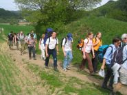 Peter mit schweren Rucksack bei seinen Jugendlichen