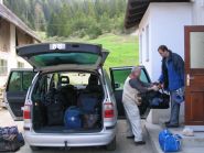 Begleitfahrer Hansi packt zum zweiten Mal das Auto voll (ca. 700kg Gep&auml;ck)