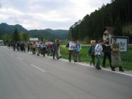 die Wallfahrer passieren Rohr im Gebirge