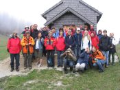 Gruppenfoto vor der Kapelle Maria Einsiedl am Unterberg - Pfarrwallfahrt nach Mariazell � Pfarre St. Othmar in M�dling
