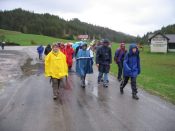 Aufbruch in den Regen beim Furtnerhof - Pfarrwallfahrt nach Mariazell � Pfarre St. Othmar in M�dling